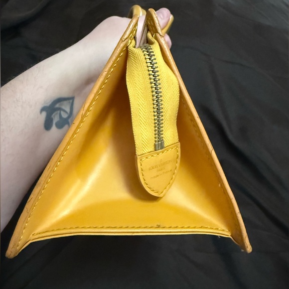 LOUIS VUITTON SAC TRIANGLE EPI - Picture 6 of 16